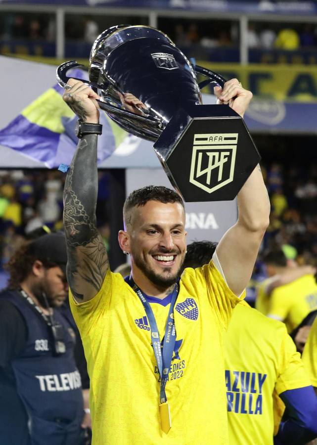 Darío Benedetto levantando el trofeo de campeones del fútbol argentino.