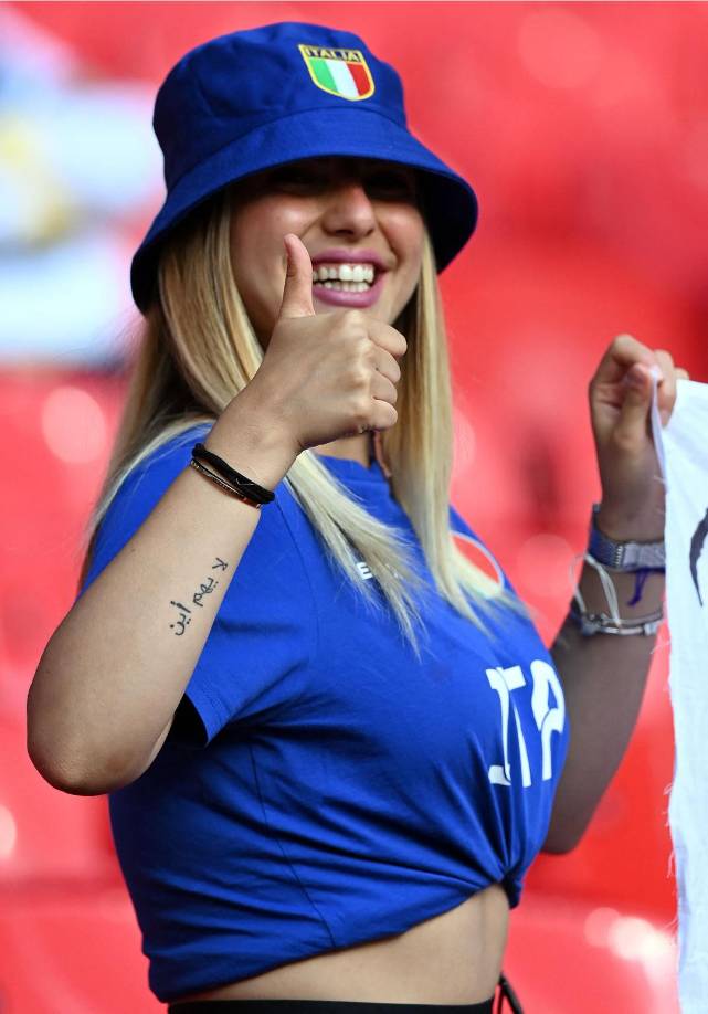 Una guapa aficionada italiana posando para la cámara durante la Finalissima.