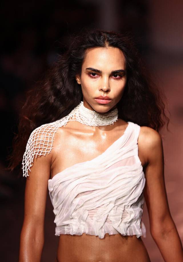 Sus modelos llevaron vestidos blancos, negros, dorados o transparentes. Algunos de ellos solo se ataban al cuerpo con lazos.