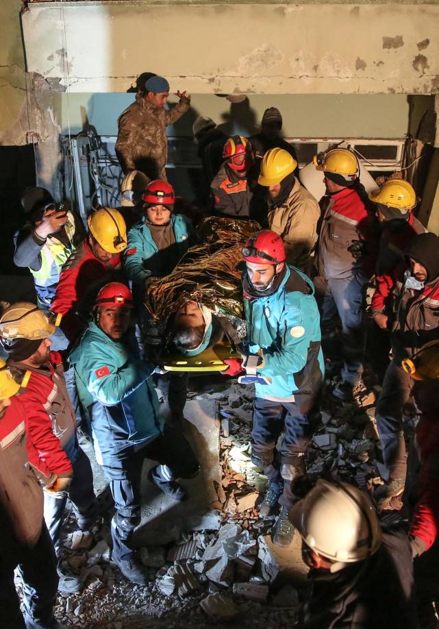 Casi 160 horas después del <b>sismo</b> de magnitud 7,8, los rescatistas siguen encontrando sobrevivientes. 