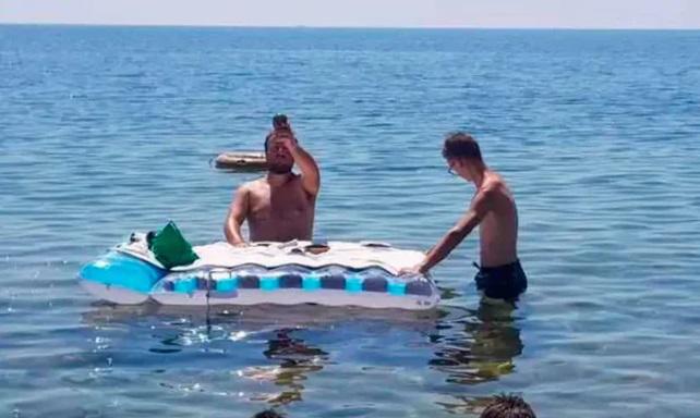 Polémica por sacerdote que usó un colchón inflable como altar para la misa