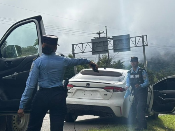 Vehículo en el que fueron encontrados este viernes los cuerpos sin vida de dos personas en las afueras de Tegucigalpa (salida norte).