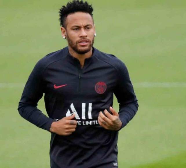 Neymar: Según L'Equipe, podría haber un cambio en la situación de Neymar en el PSG. El medio francés dice que en el entorno del futbolista empiezan a temer que la salida de París del brasileño esté cada vez más difícil por lo que no se descarta que el atacante siga en la Liga de Francia.
