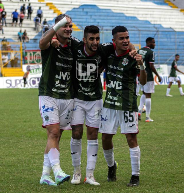 Lucas Campana celebrando su gol con Braian Molina e Isaac Castillo.