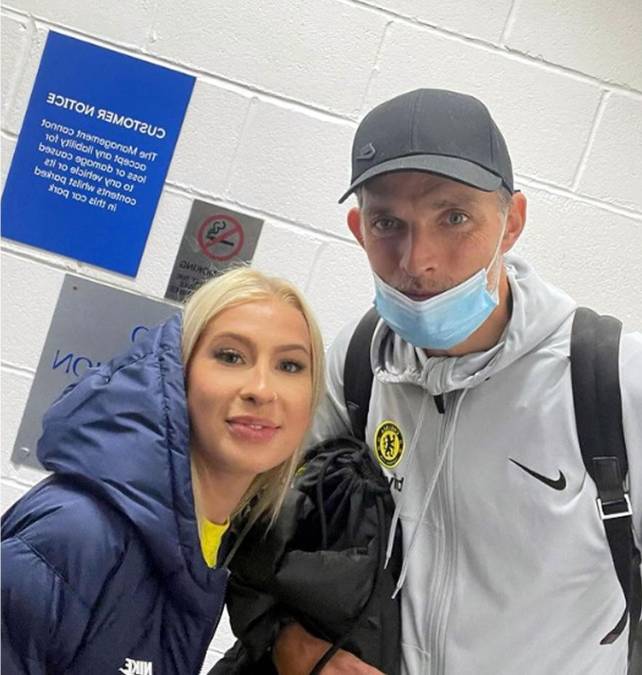 Astrid Wett es una fiel fanática del Chelsea, la mayoría de fans y seguidores los consiguió desde que empezó a asistir a todos los compromisos de los Blues. En la imagen aparece con el exentrenador del equipo inglés Thomas Tuchel.