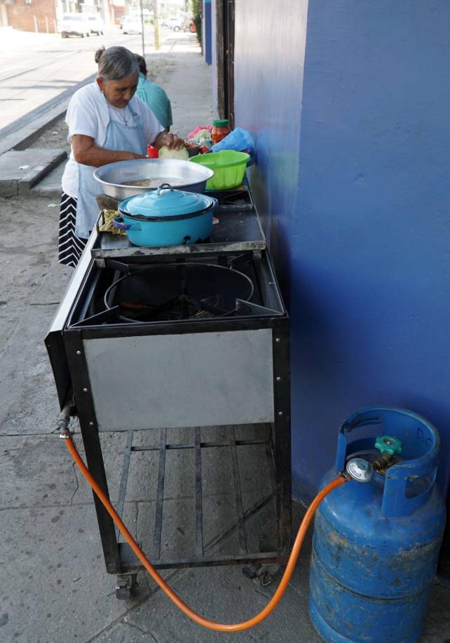 En la madrugada, luego de hablar con Dios, va al molino para preparar la masa de sus pastelitos de maíz, rellenos con arroz y papa y luego se traslada a su puesto, en donde ya la esperan sus clientes.