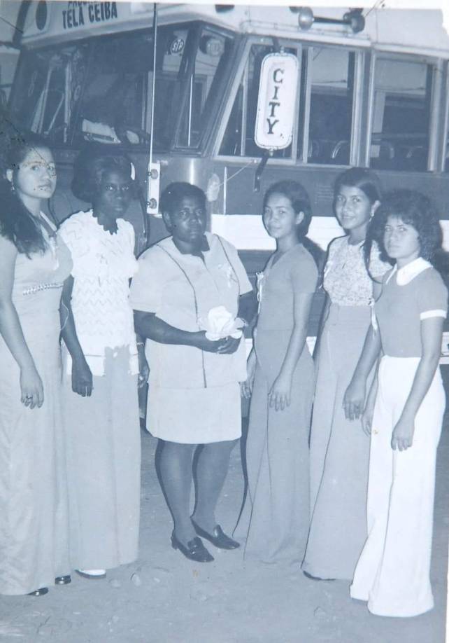 En ese modesto hogar convivía con su tía Cristina y el esposo de esta, Leslie Henry, quienes le cuidaron como si fuese su propia hija, esa hija que la vida no les había dado. “Esos tiempos no volverán, las personas se veían por igual. Todos nos reuníamos en torno a una pequeña luz del alumbrado público a contar historias y luego salíamos corriendo a refugiarnos a nuestras casas, a recuperarnos de los sustos que nosotros mismos nos habíamos provocado”, aceptó.