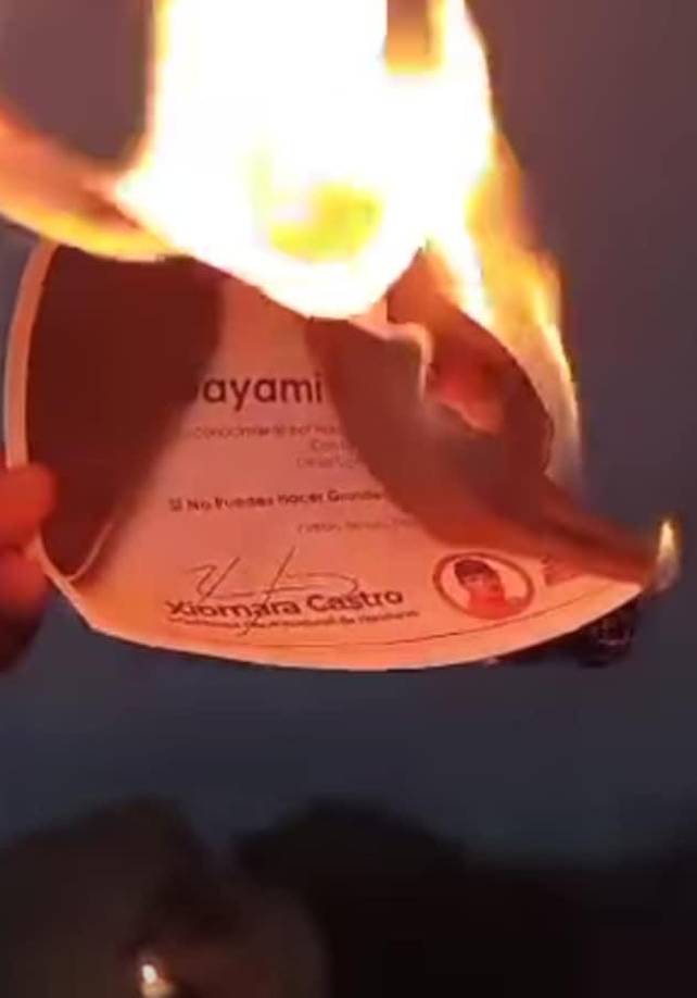 En respuesta a este incidente, <b>Daniel Sponda</b>, titular de la <b>Secretaría de Educación</b>, aclaró a través del noticiero Hoy Mismo de TSI que los diplomas como el de este caso no son oficiales de la Secretaría.