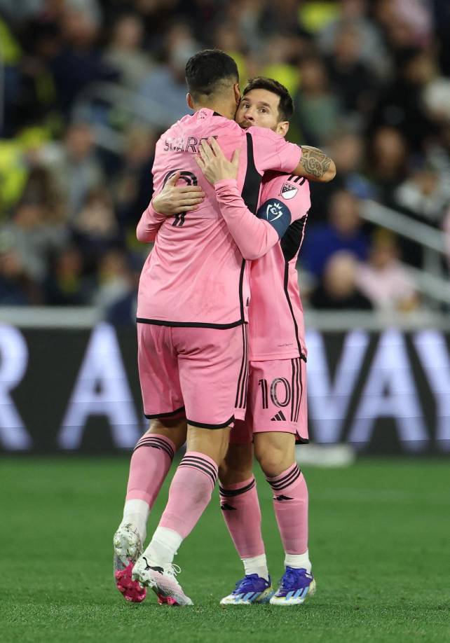 El abrazo de Messi con Luis Suárez, quien le dio la asistencia para su golazo.