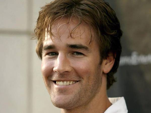 Hollywood está de luto una vez más tras conocerse la noticia del fallecimiento de James Van Der Beek, recordado por su trabajo en la serie juvenil Dawson’s Creek. El actor murió este miércoles por la mañana. James padecía cáncer colorrectal, un diagnóstico que hizo público en 2024.