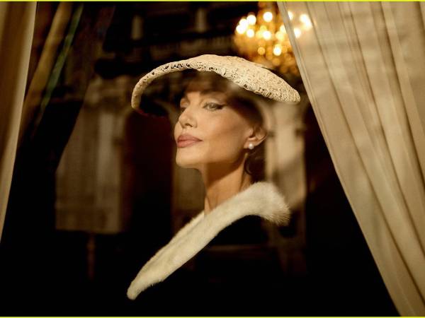 La vida de Maria Callas, una icónica soprano griega-estadounidense, vuelve al cine bajo la dirección de Pablo Larraín en Maria, una película que explora los últimos días de la cantante en París y se estrenará el jueves 20 de febrero.