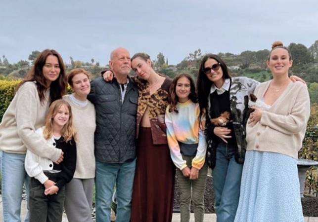 Bruce Willis y Demi Moore junto a sus hijas en la celebración de su cumpleaños.