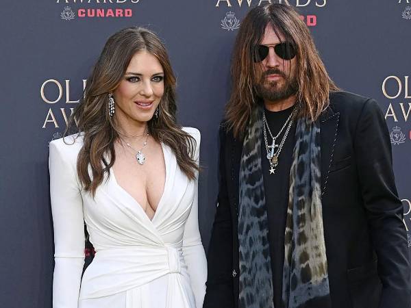 Billy Ray Cyrus y Elizabeth Hurley iniciaron su relación amorosa hace un año y medio.