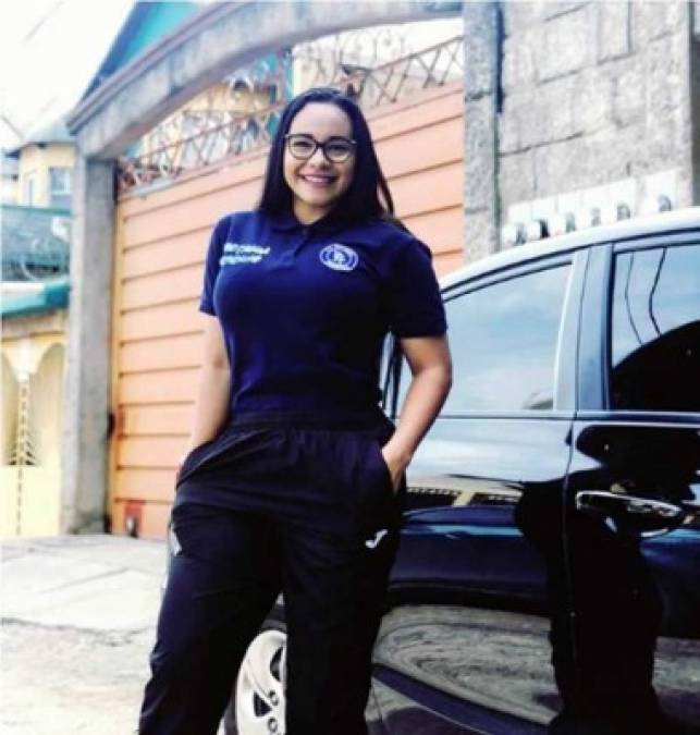 La bella joven está en su primer año de Universidad y asegura estar enfocada en sus estudios y el fútbol.