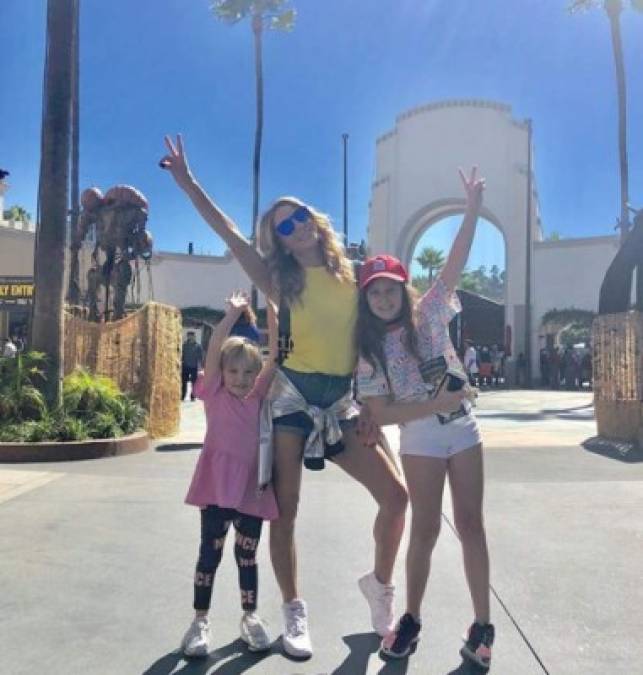 Geraldine luego se fue de paseo por la capital de Hollywood con sus hijas, Elissa y Miranda.