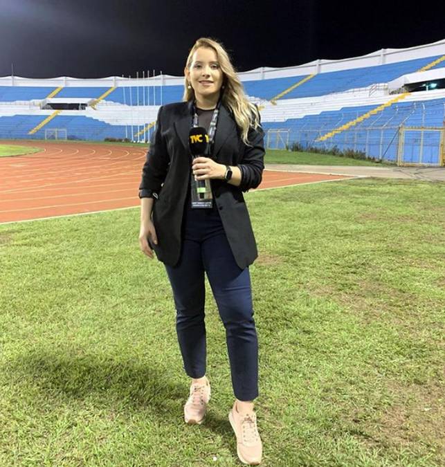 La guapa presentadora Tanya Rodríguez también se hizo presente en el coloso sampedrano.