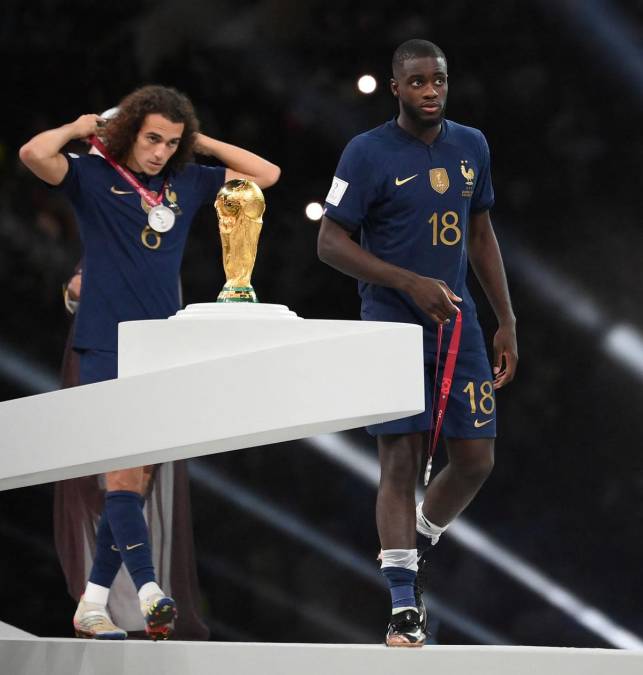 Otros jugadores como Ibrahima Konaté y Matteo Guendouzi siguieron el feo ejemplo de su entrenador Didier Deschamps y también se quitaron las medallas.