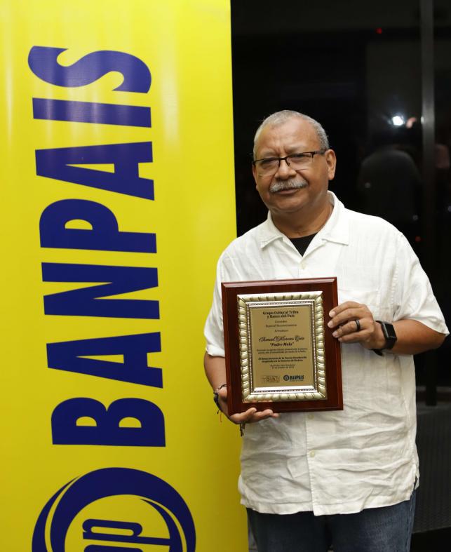 El “Padre Melo” con su reconocimiento.