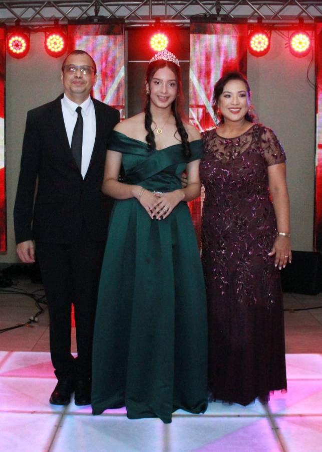 Karla Daniela Mejía celebra sus bendecidos 15 años