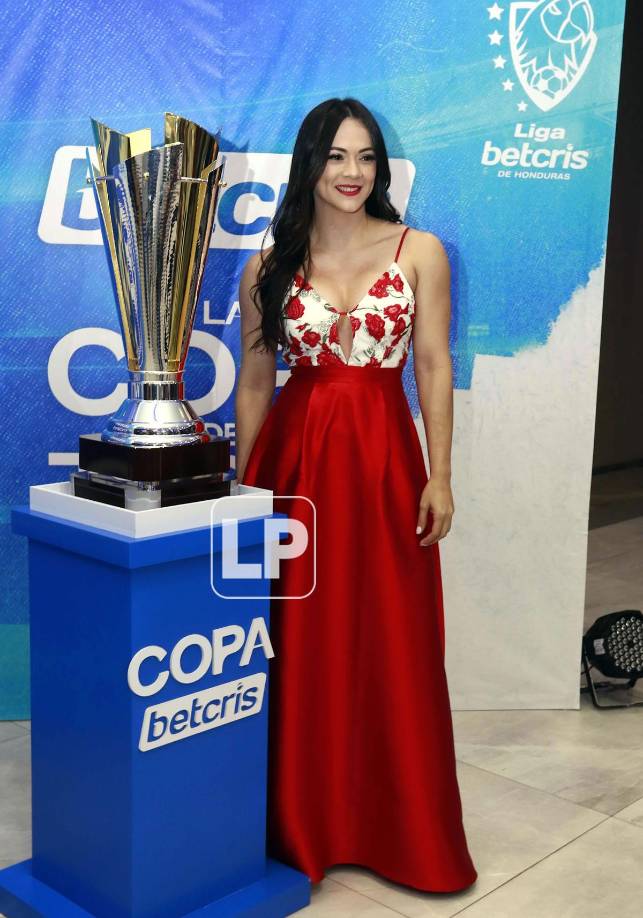 Isabel Zambrano deslumbró en la presentación de la Copa Betcris con su belleza y el hermoso look que lució.