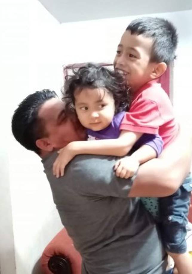 Suyapa Díaz y la cariñosa foto de un padre y sus hijos.