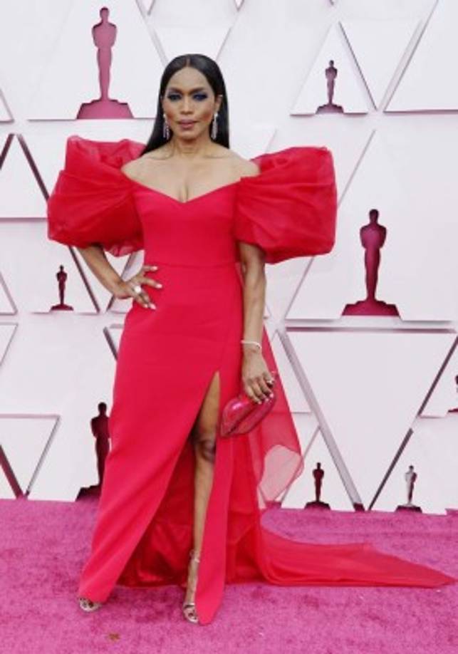 Angela Bassett dejó sin palabras a los asistentes con un modelo rojo rematado con una enorme lazo en la espalda, de Alberta Ferretti.