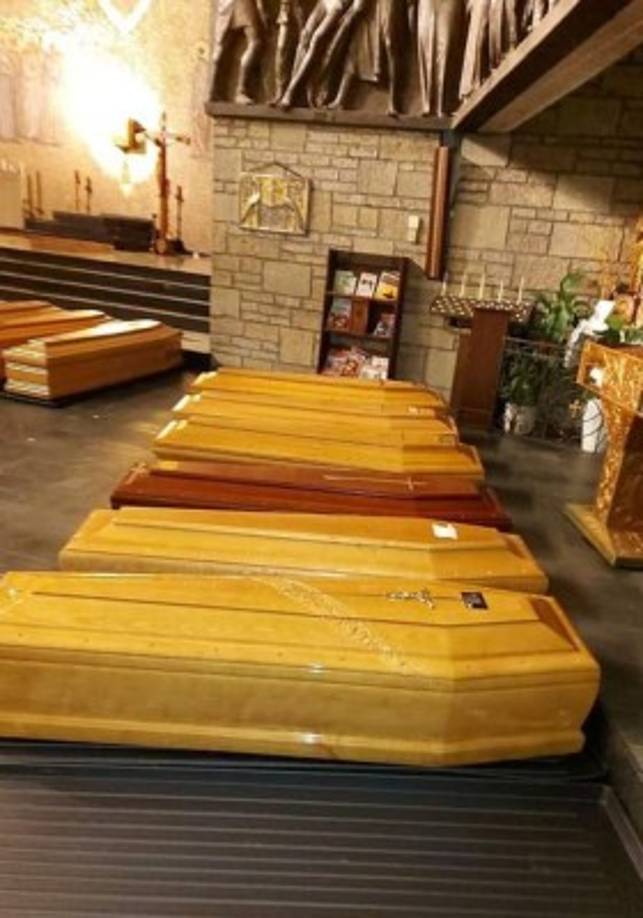 La población es consciente de la magnitud del desastre. Según una encuesta publicada el jueves, casi todos los italianos (94%) apoyan las estrictas medidas de confinamiento adoptadas por el gobierno.