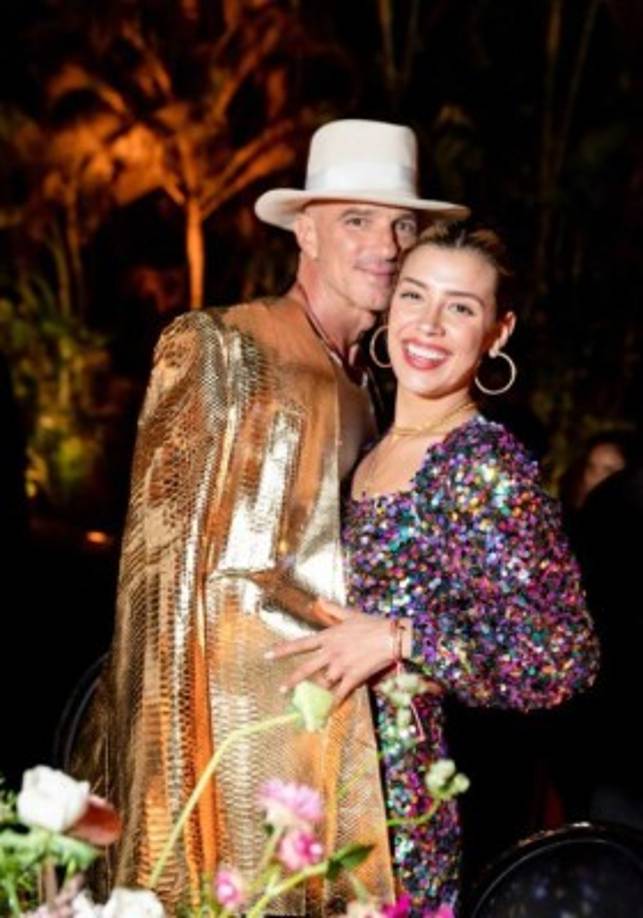 Michelle Salas y Alan Faena<br/><br/>Este mes se dio a conocer que la hija de Luis Miguel salía con el empresario y millonario argentino. La inluencer lleva unos tres mese saliendo con el excéntrico dueño de la cadena de hoteles que lleva su nombre. <a href='https://www.laprensa.hn/fotogalerias/farandula/1343847-411/michelle-salas-novio-millonario-alan-faena-mayor-que-luis-miguel' style='color:red;text-decoration:underline' target='_blank'>Michelle Salas y su novio millonario Alan Faena, muchísimo mayor que Luis Miguel</a><br/>