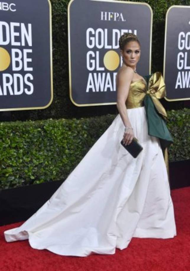 La cantante vistió un diseño de Valentino de varias capas y un enorme moño dorado que la hizo lucir como un regalo andante en la red carpet.