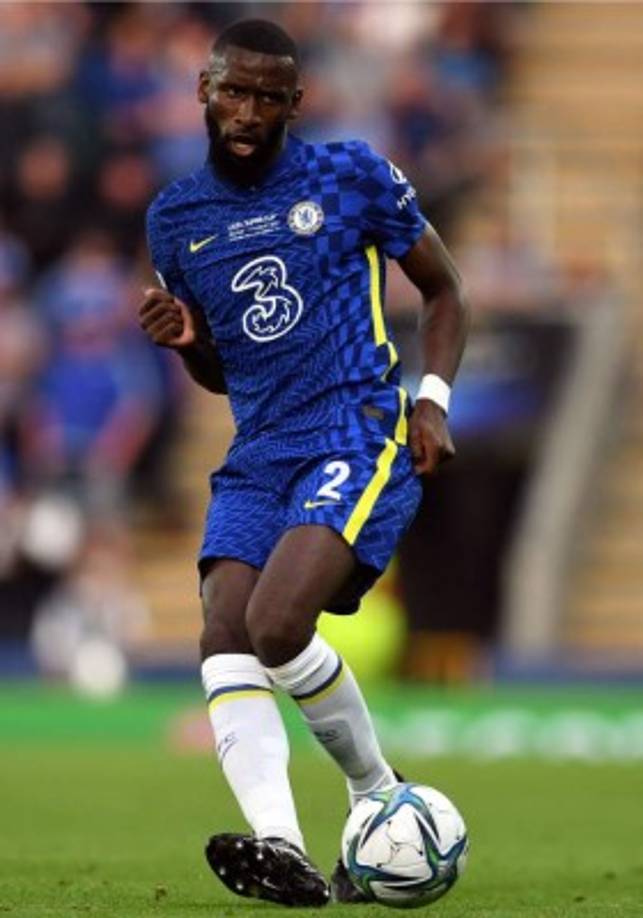 El Real Madrid se encuentra entre los equipos que siguen al defensa del Chelsea, Antonio Rudiger, según 'Sky Sports'. El central acabará su contrato después de esta temporada y si no se acuerda una renovación para enero, se le permitirá comenzar las negociaciones para un precontrato con otros clubes. Dadas las salidas de Sergio Ramos y Raphael Varane, el club blanco podría verse tentado a dar un paso por el internacional alemán de cara al próximo verano.