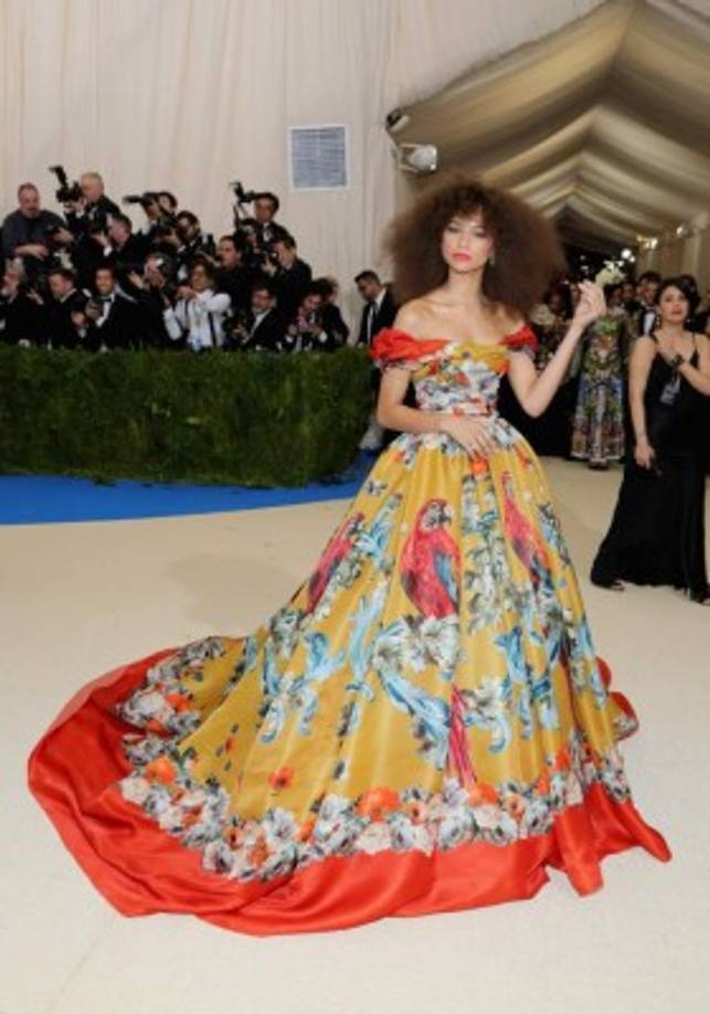 Zendaya llegó con un estilo colorido; las Guacamayas están preciosas.