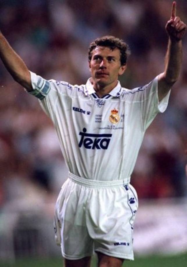 Emilio Butragueño Santos ( 22 de julio de 1963) es un exfutbolista internacional español. Fue dos veces nombrado al «Balón de Bronce» en 1986 y 1987 e incluido en la lista FIFA 100, junto a los considerados 123 mejores futbolistas de la historia.<br/><br/>En 1984 debutó en el Real Madrid en donde logró quince títulos en sus once temporadas. Es uno de los máximos goleadores históricos. Con España alcanzó un subcampeonato de Eurocopa. Fue incluido por la FIFA en el salón de la fama del fútbol en el año 2012. Actualmente ocupa el cargo de Relaciones Institucionales del Real Madrid.<br/><br/>Imagen tomada de http://www.elmundo.es