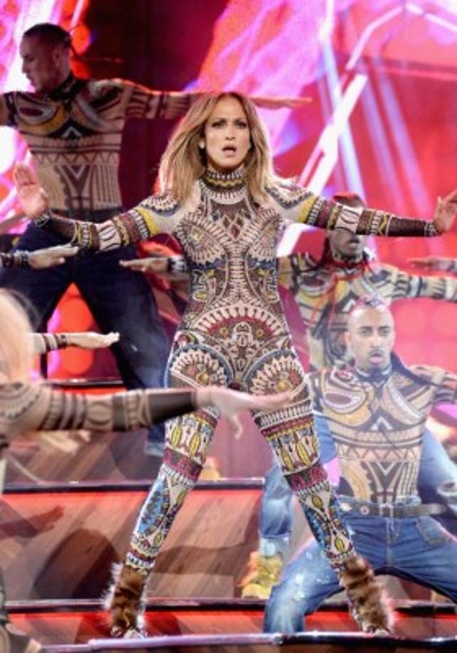 Pero cuando el momento musical de la presentadora acabó, JLo se decantó por vestidos más decorosos y elegantes.