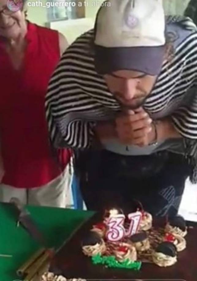 TE DEJAMOS LA AUTODESCRIPCIÓN QUE ÉL MISMO HIZO DE SU CUMPLEAÑOS:<br/><br/>Mi cumpleaños en Honduras, Colón Tocoa<br/>Uruguay - 20 de Julio de 1987, El día que nací.<br/><br/>De ese día en realidad no recuerdo nada... Pero se que seguramente hacia mucho frío porque en estas fechas es invierno en mi país... También se que debí haber llorado tanto como si algo muy malo me hubiese pasado, 'venir al mundo' y también se que ese día estaba desnudo, sin saber hablar, sin entender nada de lo que escuchaba, con mucha hambre, y con una inmensa necesidad de estar entre los brazos cálidos de mi madre... porque aunque no lo recuerdo con exactitud, estoy seguro de que sólo allí, acurrucado en su pecho era el único lugar donde me sentía protegido y seguro.<br/><br/>Sí, así fué el día que nací... solo un día más, un día normal . Y sobre eso solo puedo decir que la primera vez que miramos el mundo, ¡todo es gigante! Pero entonces hoy 31 años después me pregunto ¿que ha cambiado desde aquel día?, ¿que paso, que el mundo ya no me parece tan gigante?... Mi respuesta esta en estas cuatro palabras: CRECER, AMAR, SOÑAR Y APRENDER.<br/><br/>Un día por fin supe<br/>lo que tenía que hacer, encontré mi propósito y lo empecé...<br/>Aunque a mi alrededor algunas voces insistían en gritar, No lo hagas Tabaré , es muy peligroso.! No estas preparado!!, Pero no me detuve... En mi corazón sabía que lo tenía que hacer y aunque sentí mucho miedo y tenia muchas dudas igual junte todas mis fuerzas y lo hice!! tome mi bicicleta y salí a cumplir mis sueños, salí a CRECER, AMAR, SOÑAR Y APRENDER... Salí a vivir.! Conocer mi continente<br/><br/>Y recuerdo que fue muy duro el comienzo. Me perdí muchas veces, me volví a quedar desnudo, sólo, con hambre, con miedo, llorando, confundido (igual que cuando nací). La carretera estaba llena de ramas y piedras caídas en las que me reflejaba cayendo derrotado, pero nunca perdí la fé y poco a poco,<br/>a medida que avanzaba vi como todo se iba transformando y<br/>las estrellas comenzaron a arder con su brillo, y personas que iría conociendo en el camino, me irían alimentando el alma,<br/>A través de las personas aprendo y desprendo, cada vez que paso una frontera creo saber algo, hasta que vuelto a tocar otra tierra, aquí Honduras, donde me enseñan el significado de hermandad,, (tu eres mi hermano, y por mi hermano doy mi vida) una vez y otra escuchó esa frase en esta pequeña tierra, muy pequeña que apenas se ve en el mapa, como mi tierra, Uruguay. El significado de la humildad tan grande que sale del pecho, ser humilde con orgullo!! ... Y fue allí cuando de repente a medio camino y ya lejos de casa, escuché una voz que lentamente<br/>reconocí como mi ángel de la guarda y que me hace compañía mientras voy pedaleando y adentrando tierra adentro cada vez más en el mundo y en mi sueño de conocer mi continente<br/>lo único que podía hacer…! La decisión de quedarme sin nada, para tenerlo todo, La Vida...<br/><br/>Por eso hoy, (igual que el resto de los días al amanecer) simplemente agradezco al Dios del cielo y de la tierra por darme el inmenso regalo de permitirme vivir.!! Y le agradezco por mis padres que con amor me trajeron hace 31 años y 9 meses a este mundo infinitamente hermoso al que quiero recorrer en mi bicicleta para conocer lo mas hermoso que hay en el, su gente.! 20 de Julio de 1987 El día que nací.<br/><br/>Pensaba pasar mi tercer cumpleaños en una isla paradisíaca aquí en Honduras, quería que fuera diferente a mis otros dos cumpleaños fuera de casa (Perú, Colombia). Quería llegar a ese paraíso, sin darme cuanta, ya lo estaba, rodeado de aldeas con tanto amor, que aveces hasta dudo que ellos Sepan que son portadores de esa semilla que puede acabar con el mal, sin darme cuenta, ya estaba en el lugar donde pasaría mi cumpleaños, días atrás otra semilla llamada solaridad, curiosidad, hermandad, quedaría implantada en mi corazón. Y así fue donde finalmente llegamos a una ciudad. Una pequeña ciudad en comparación con las donde pasamos Nuestro anterior cumpleaños,.<br/>Si voy voy Pedir un deseo, esas semillas que yo recibo a diario, en cada hogar, aldea, ciudad, esas semillas que dejan en mi, dejarlas entre ustedes, sus vecinos, sus aldeas vecinas, sus departamentos vecinos,.<br/><br/>Próximos Destinos Yoro, Atlántida, Cortés, Santa Barbara, Copán, Lempira, Intibucá, Comayagua Tegucigalpa, La Paz, El Salvador, Guatemala, Belice México Estados Unidos y Canadá hasta llegar a Alaska en Bicicleta