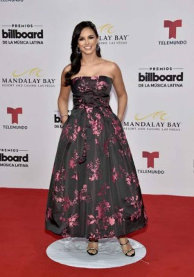 La hondureña Ana Jurka lució delicada en un vestido de detalles de flores bordadas.