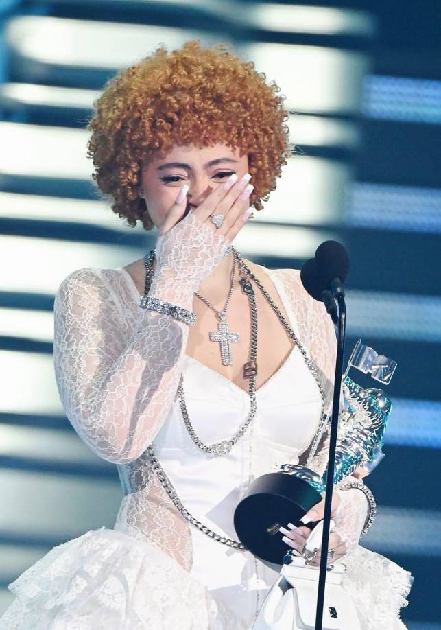 Ice Spice ganó el premio a la mejor artista revelación, la música de Ice Spice, ha impactado este año y es la que le brindó este gran triunfo en su carrera, la emoción de la joven cantante se reflejó en su cara llena de agradecimiento, en medio de la entrega Rapp le dijo a Ice Spice, “yo hago lo que tu quieras”, confirmando que es el ícono más adorable del mundo.