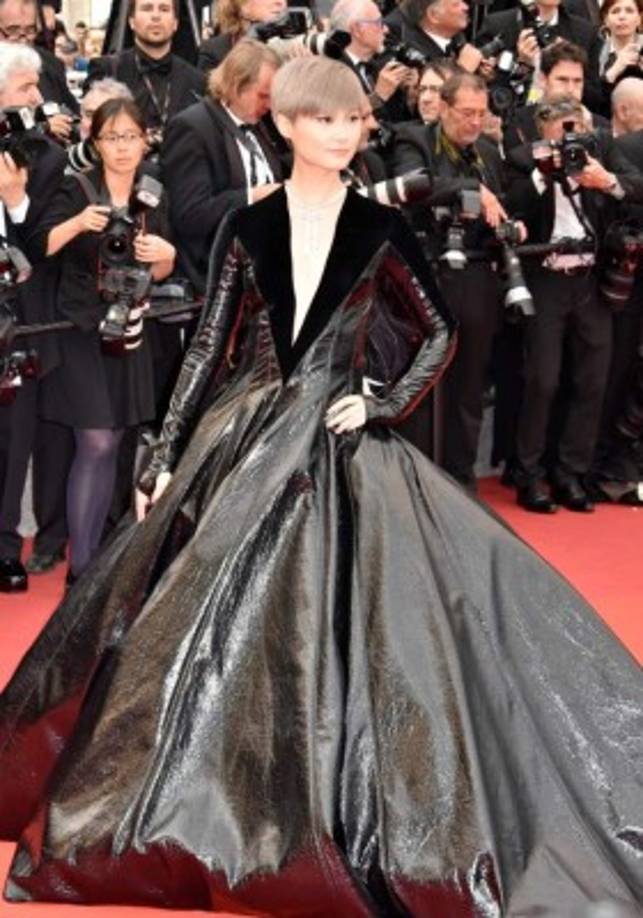 Su llegada a la alfombra roja fue dramático.