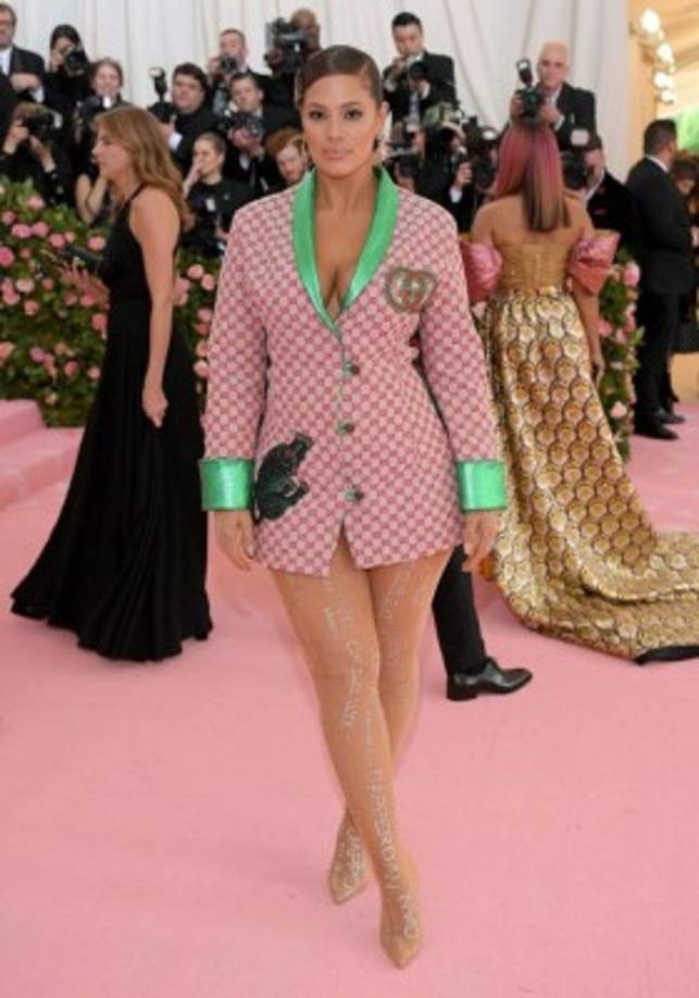 La modelo Ashley Graham desfiló por la alfombra rosa con un vestido corto y unas medias repletas de critales de Dapper Dan par Gucci.