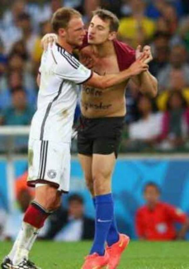 En el 2014, el aficionado burló la seguridad de la final del Mundial de Brasil e inclusive llegó a darle un par de besos a los jugadores que estaban en el césped.