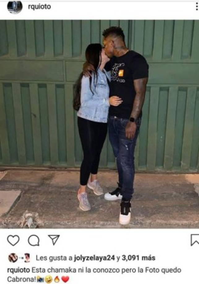 El delantero Romell Quioto sorprendió nuevamente a sus seguidores al publicar esta foto en la que aparece besando en la mejilla a una chica.