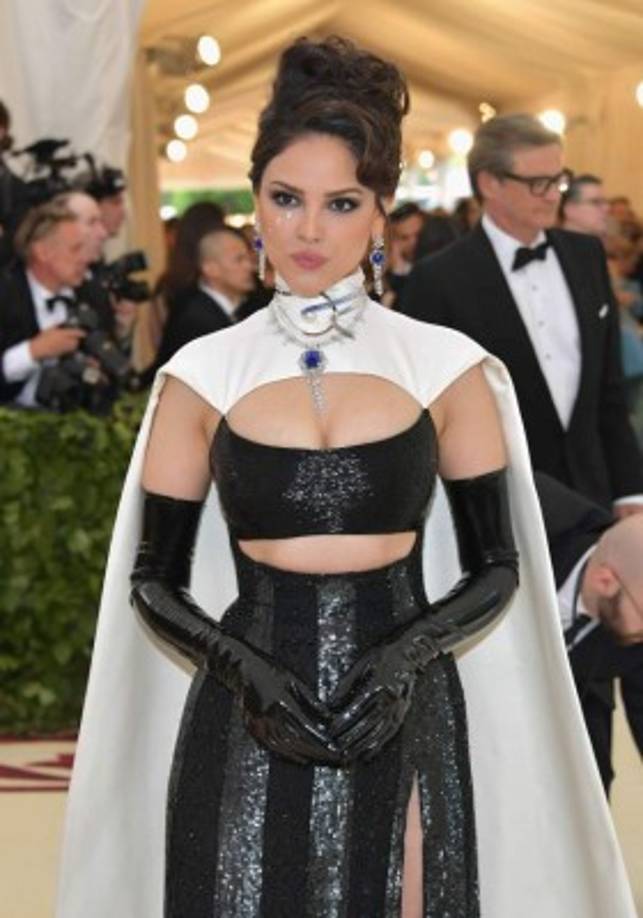 La actriz mexicana Eiza González lució espectacular en su primera Gala Met.<br/><br/>Para la cita, la protagonista de Baby Driver optó por un diseño de Prabal Gurung.