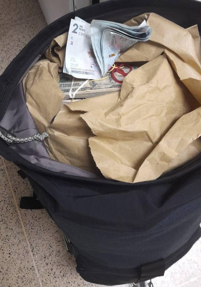 Los detectives de la Unidad Canina, de la Dirección de Lucha Contra el Narcotráfico (DLCN), y agentes de tribunales de la Fiscalía Especial Contra el Crimen Organizado (FESCCO), de la Regional del Norte en San Pedro Sula, detuvieron a los tres colombianos en el aeropuerto Ramon Villeda Morales.