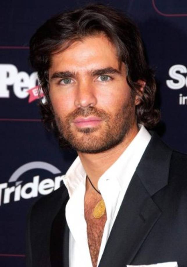 Verastegui también fue integrante del grupo musical Kairo y protagonizó importantes campañas de modelaje para grandes marcas como Calvin Klein.