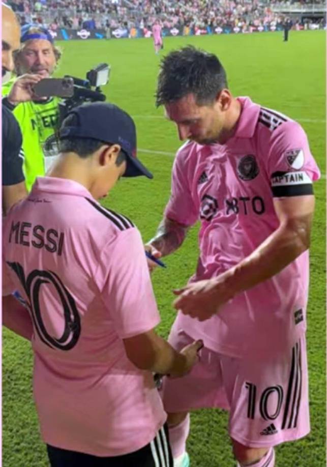 Messi también le autografió la camiseta al niño aficionado del Inter Miami.