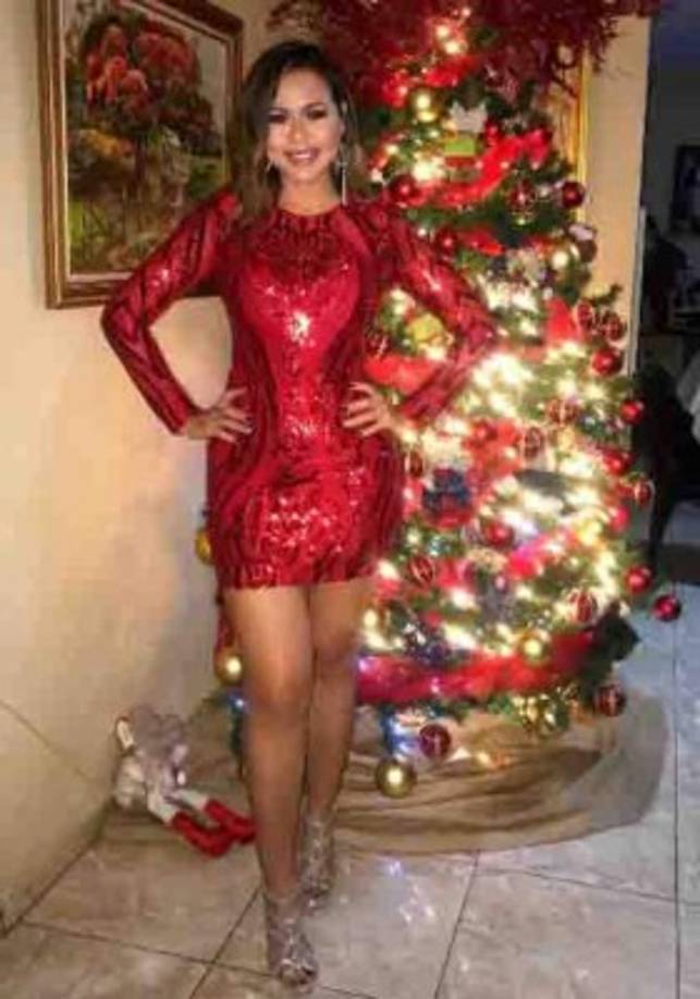 Ana Alvarado, mejor conocida como Lipstickfables, recibió el 2019 con una vestimenta espectacular.