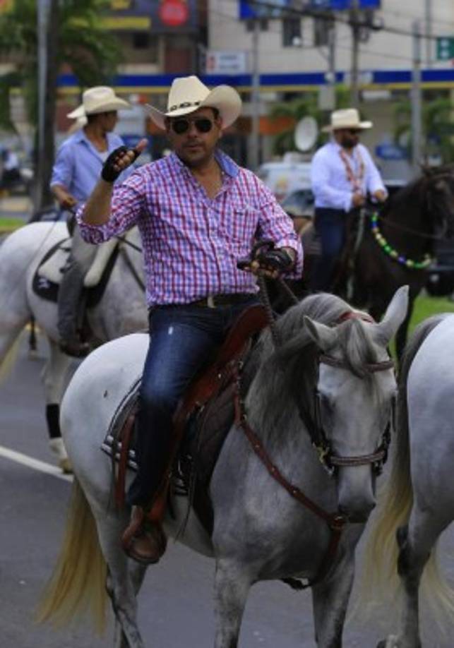 Los jinetes se mostraron simpáticos al saludar al público.