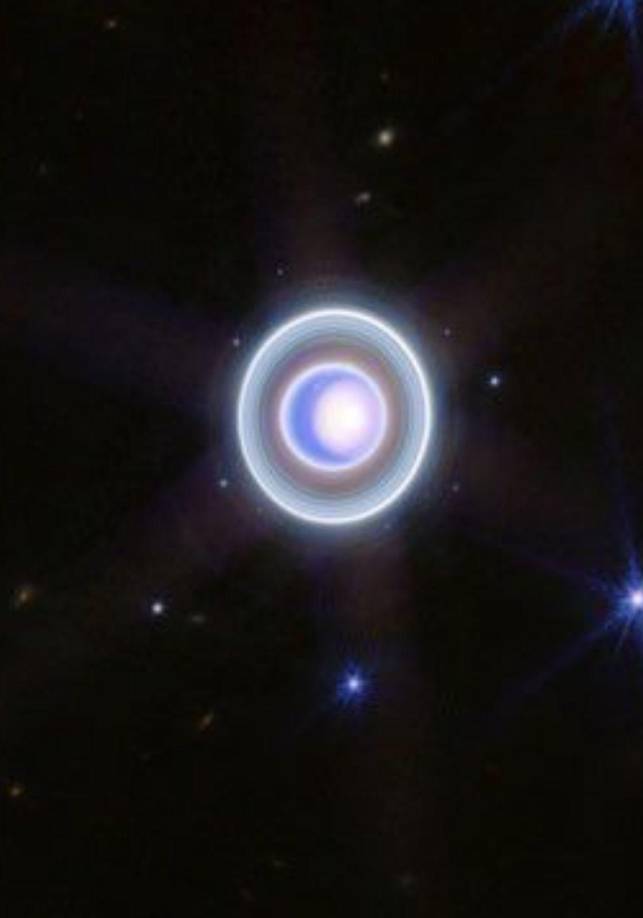 Urano, es un planeta que gira prácticameente de lado, llevando iones climáticas extremas y un invierno que dura 21 años.