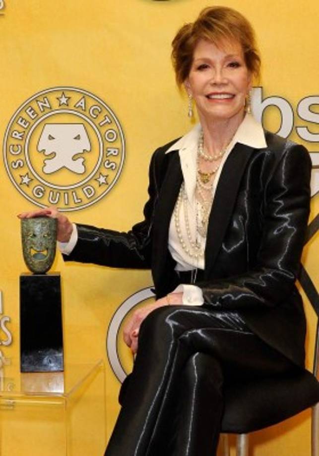 MARY TYLER MOORE, 80 años, leyenda de la televisión estadounidense. 25 de enero.