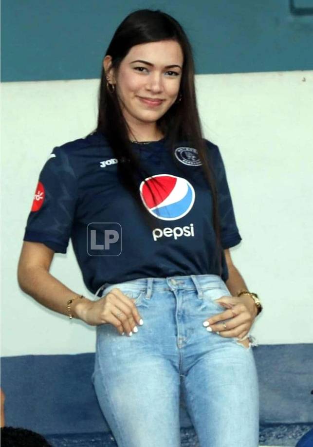 Otra linda aficionada del Motagua, feliz en el estadio Nacional.