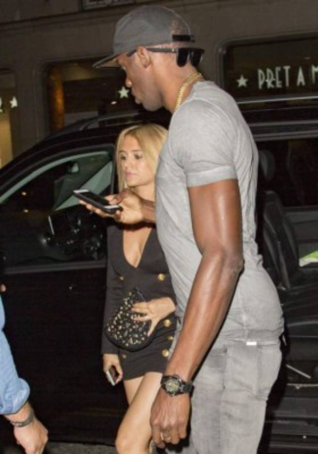 Bolt no solamente conquista medallas, también chicas. Foto Foto The Sun y Daily Mail.